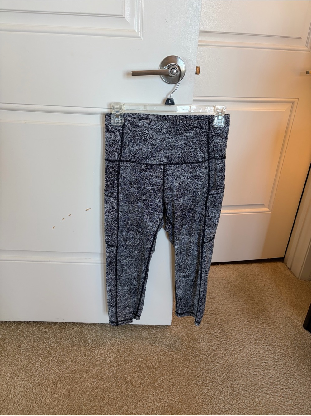Women’s  cropped leggings with lots of pockets!